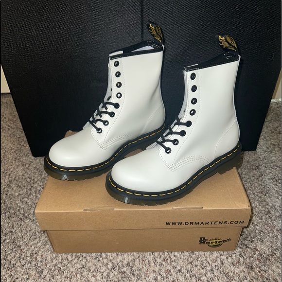 New Dr. Martens 1460 Women’s Smooth Leather Lace Up Boots - Picture 2 of 6